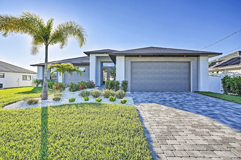 Sun-Seekers Getaway: Lavish Cape Coral Villa