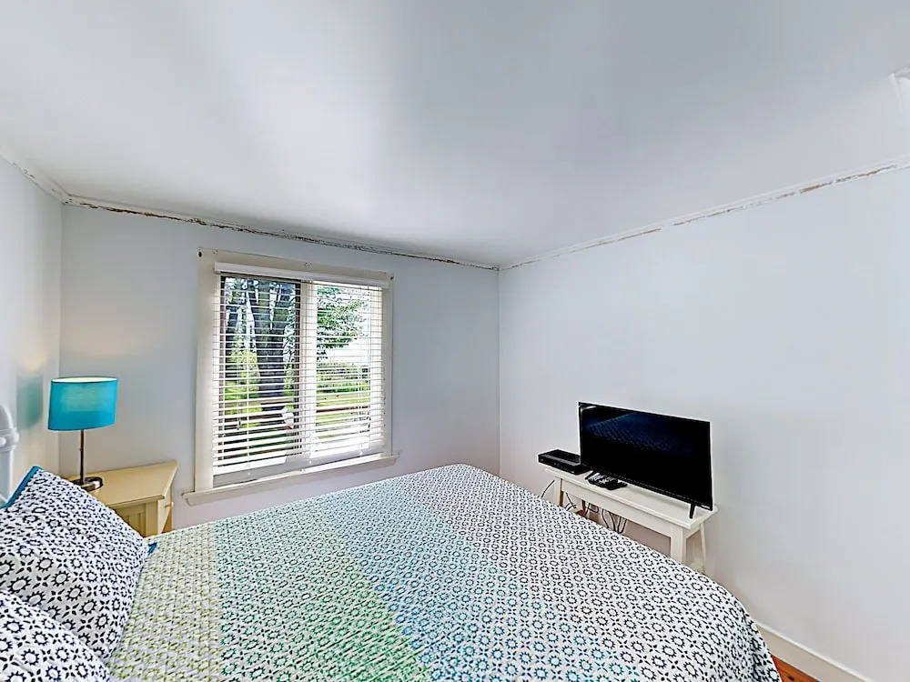 New Listing! Charming W/ Dock & Bay Views 2 Bedroom Cottage
