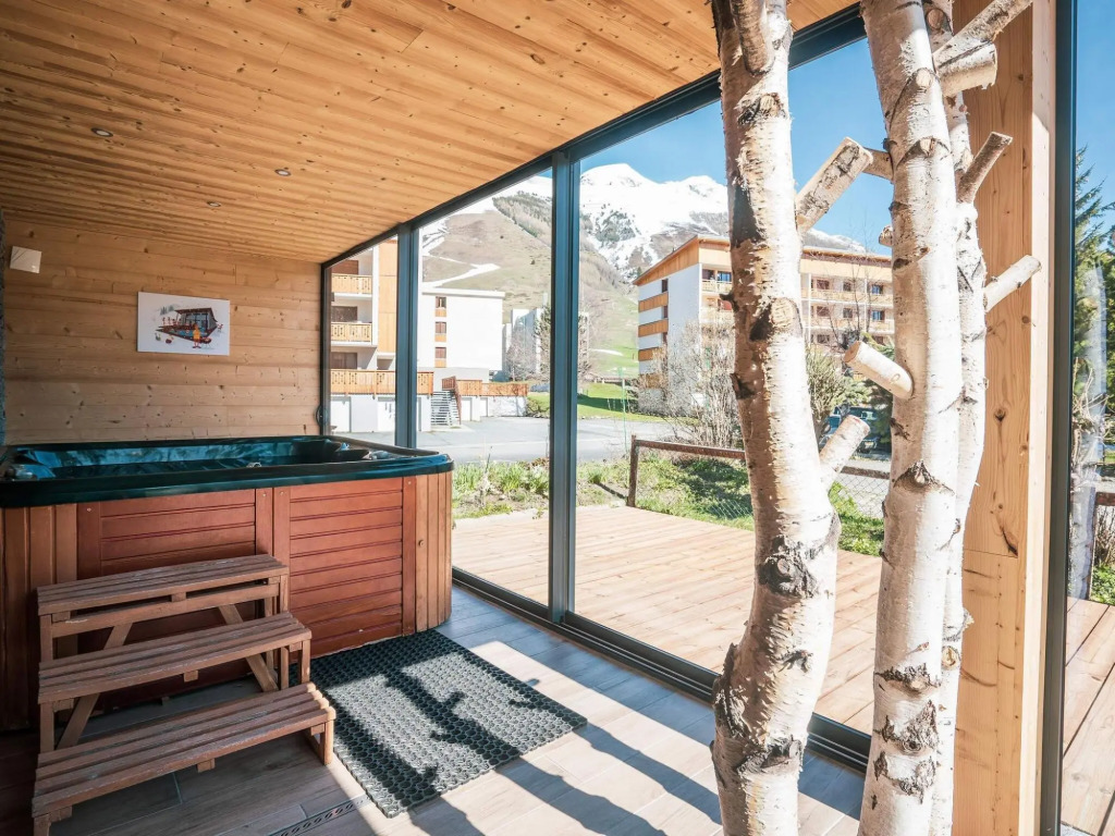 Large 16-person chalet with hot tub on terrace in Les Deux Alpes