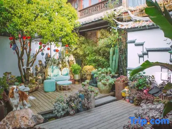 Floral Hotel· Yuebanwan | Coffee & Adorable Pets·Sunlit Golden Mountains·Designer Courtyard Hotel