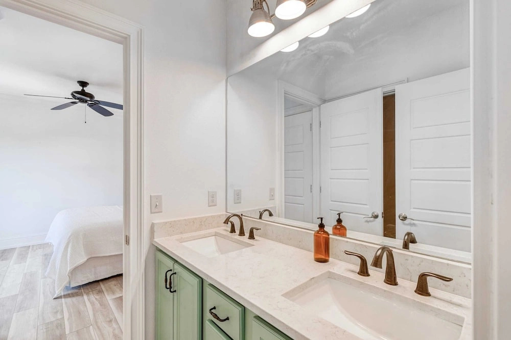 Sleeps 20, Private Pool, Putting Green, Walk to Beach Vitamin Sea by Avantstay