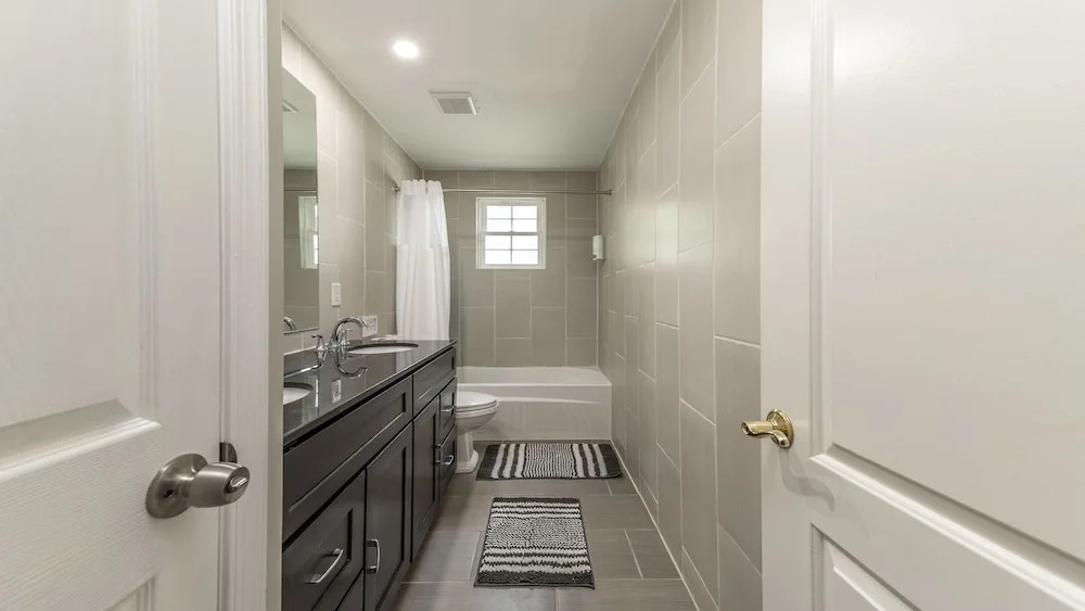 Stylish 3BR 3BA Colonial House by Cozysuites