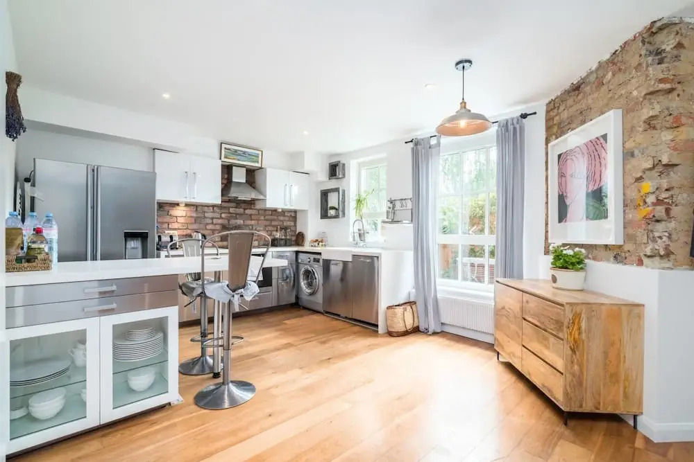 2BR Home in London W/terrace + Parking
