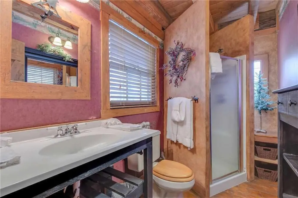 Blessed Beyond Measure, 2 Bedrooms, Hot Tub, WiFi, Pool Table, Sleeps 7