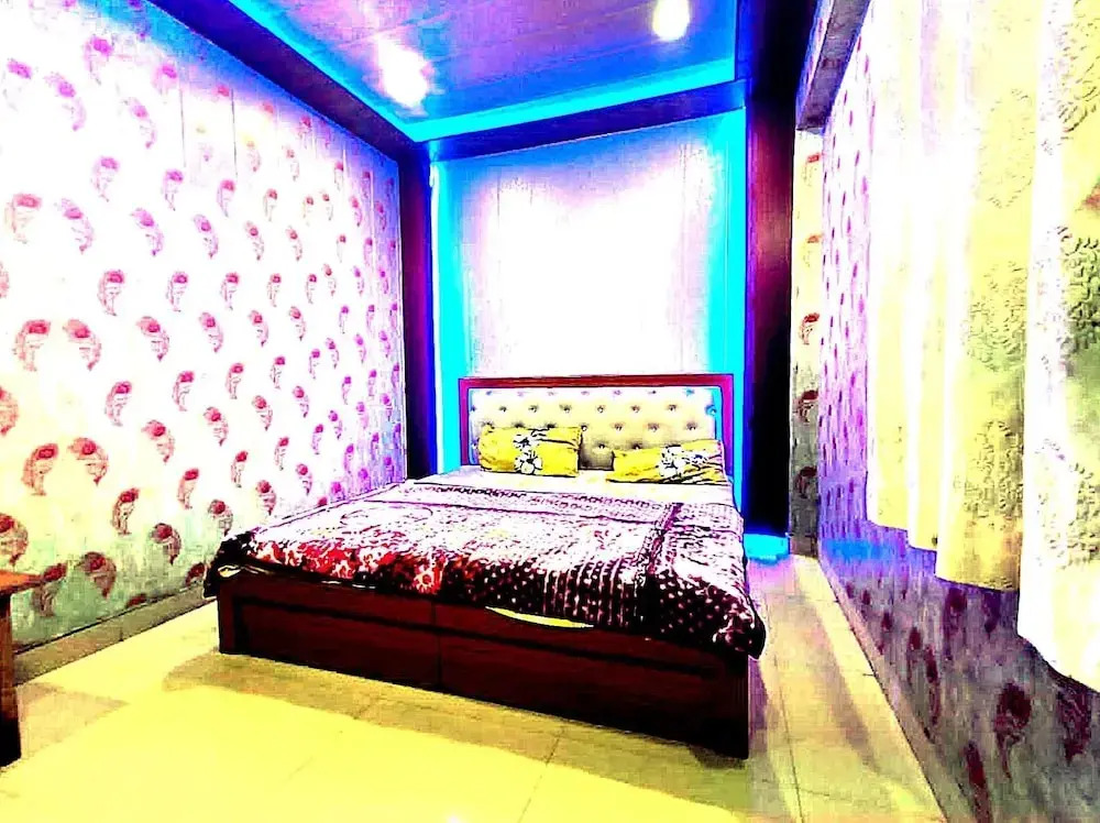 Via Yadhuvanshi Dhaam - 900m from Prem Mandir and Iskcon Temple