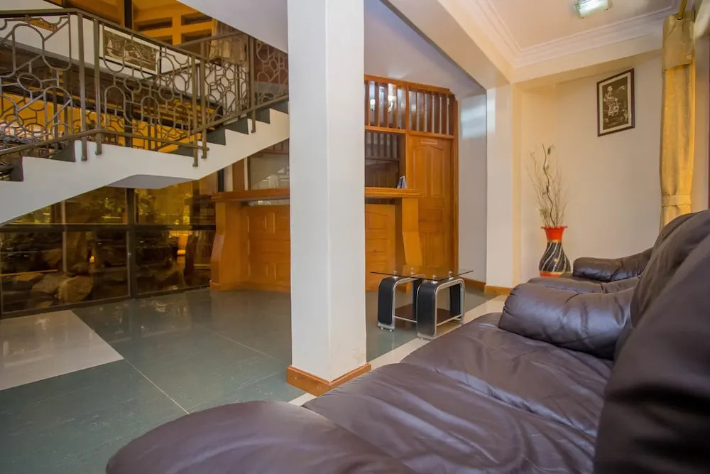 Crown Suites Hotel