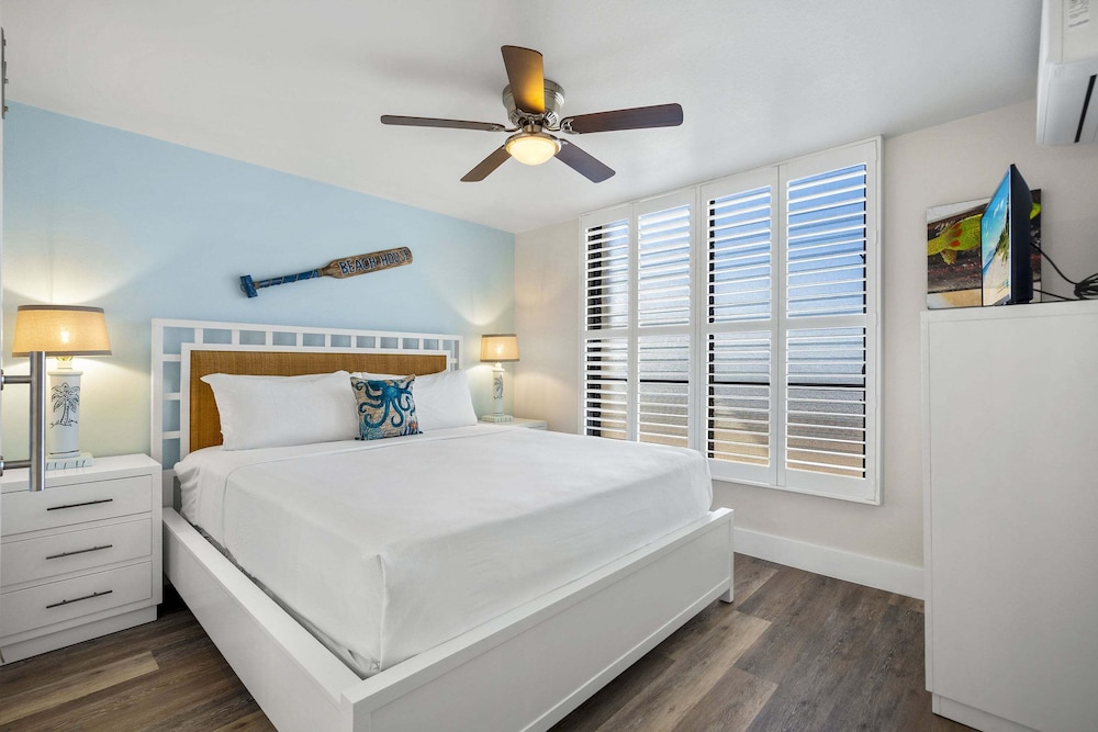 Kihei Akahi D-515: Newly Renovated Ocean View, No Carpet, 3 Zone Split AC, Wi-fi