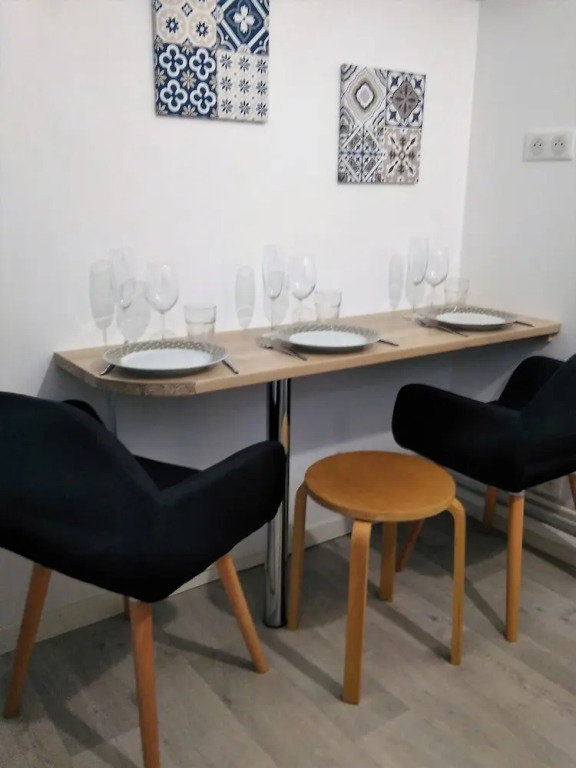 L établissement LA PLAGE A 2 PAS vous propose, 3 Appartements DEUX chambres, 1 appartement une pièce avec CLIMATISEUR , Netflix, lits faits à votre arrivée, serviettes de toilette, Ménage, Wifi, en hyper centre ,Plage à 100m, BOX à Vélos