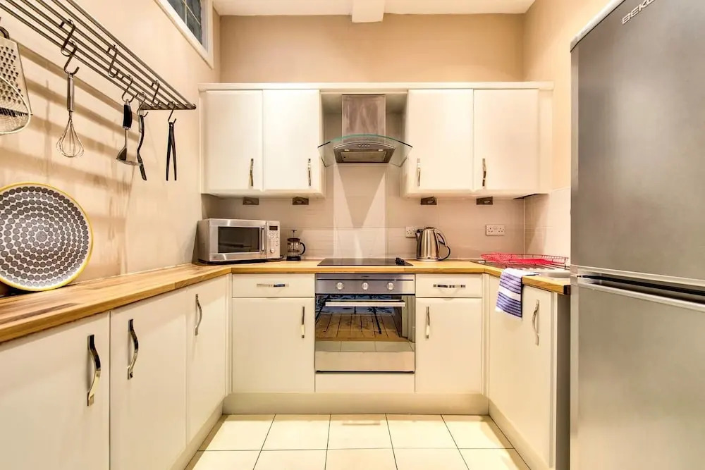 Naturally Well-lit and Intimate 2-bedroom West End Apt