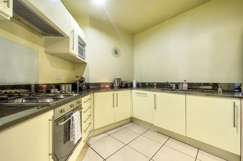 Bright Georgian 1BR Flat in West End