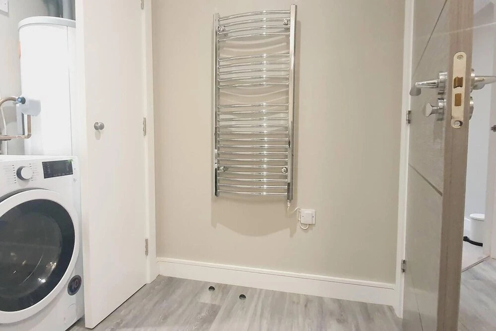 1braptmt W/king BED 4guests Embankmnt Parkg Wifi