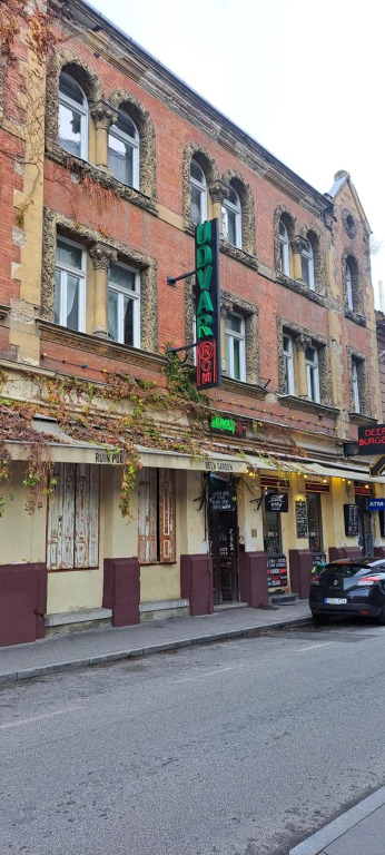 6-Pack Apartment in the Party District