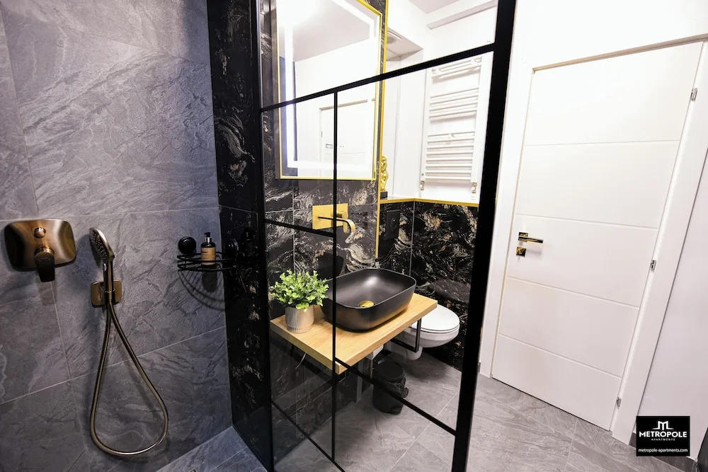 Metropole Apartments Central City
