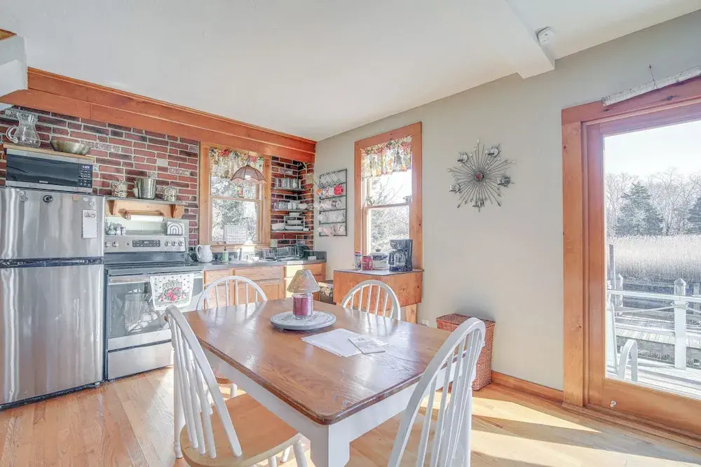 Riverfront Kingston Cottage w/ Deck, 2 Mi to Beach