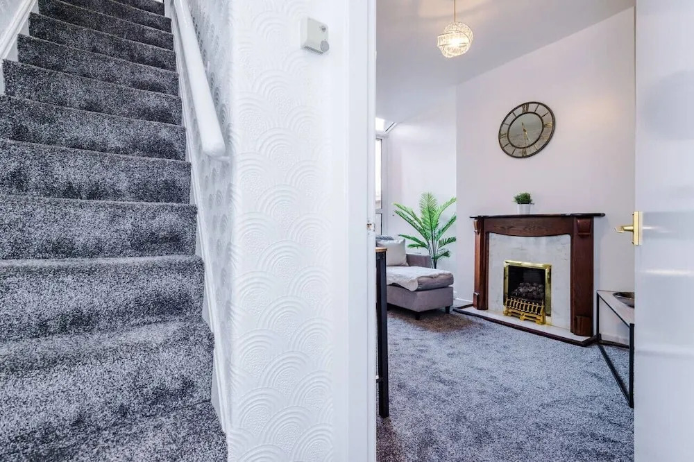 Comfy Four Bedroom House with parking