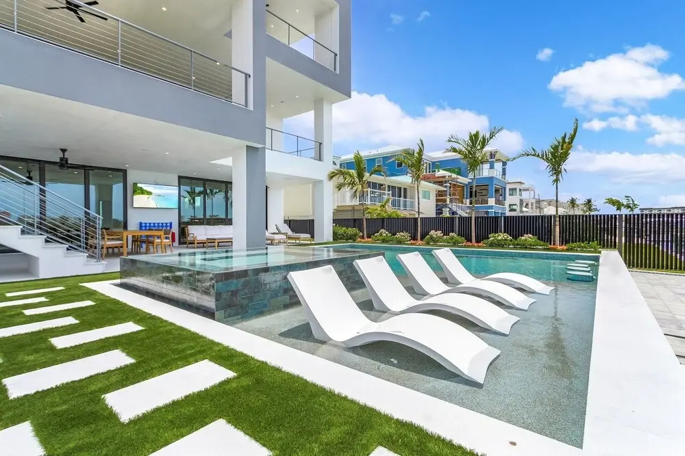 793 Shoreline Estate: 6bd/6br, Luxurious Pool Home On The Water! 6 Bedroom Home