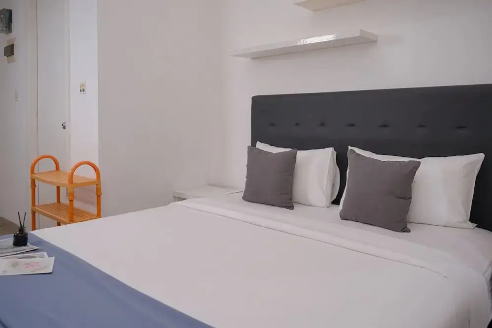 Comfortable and Warm Studio at Poris 88 Apartment