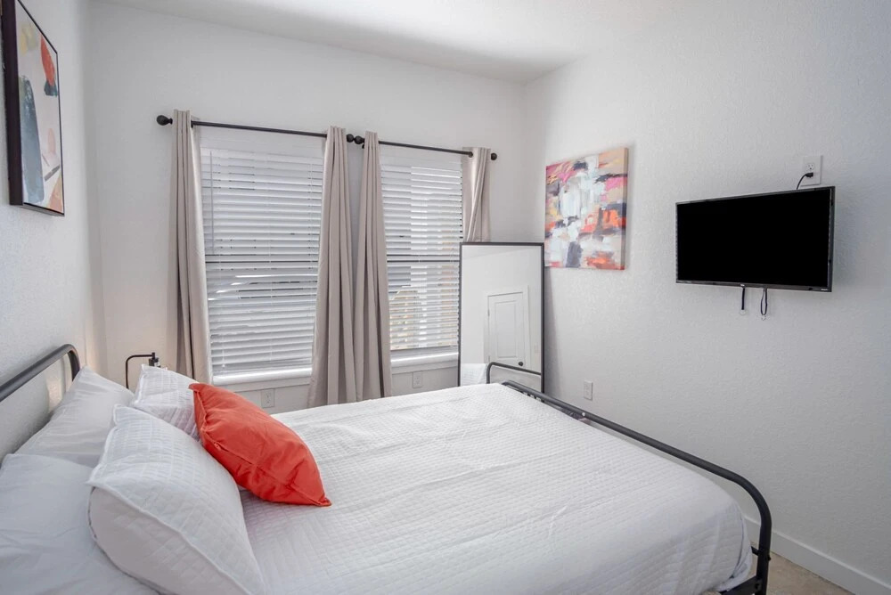 Clean & Peaceful Stays 3BR Near Exciting Downtown