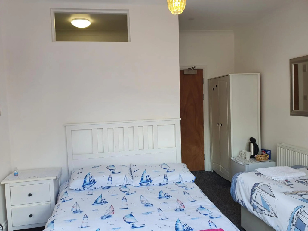 SINGER HOUSE , IDEAL FOR LARGE FAMILYS & GRANDPARENTS ,LARGE GROUND FLOOR FLATS ,2 PRIVATE GARDENS ,2 BATHROOMS ,1 KITCHEN ,2 SEPERATE ENTRANCES ,interlocking doors between the flats ,3 double beds ,3 single beds , in front of PAIGNTON PIER , 3 CAR SPACES