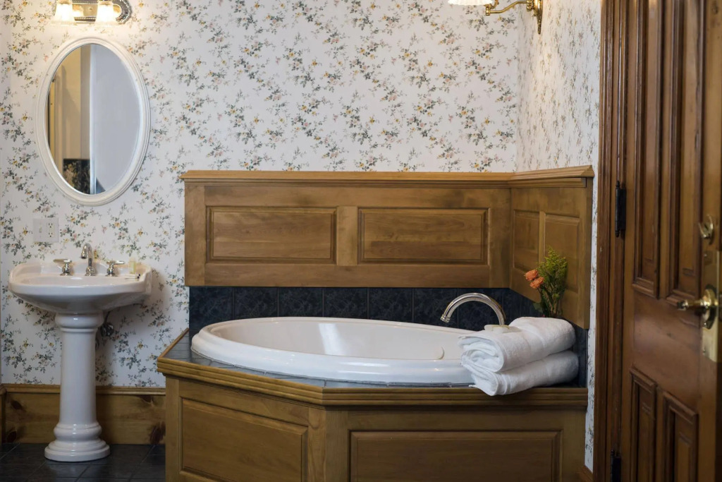 Decker Hotel & Bar