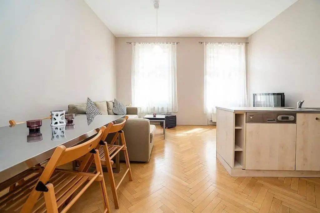 Cozy and sunny apartment in uptown