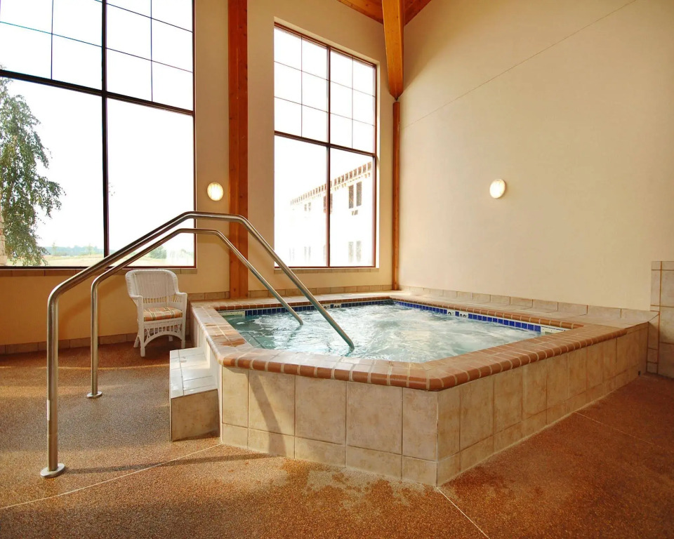 Norfolk Lodge & Suites, an Ascend Collection Hotel