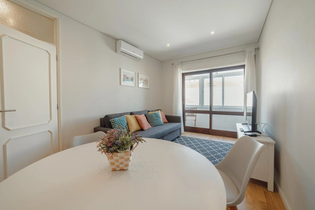 Downtown Design Apartment With Balcony