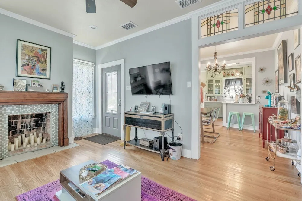 Bright & Fun 3br Cozy Nook 3 Bedroom Home by RedAwning