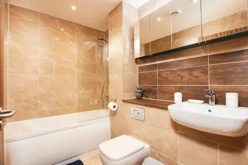 Fantastic 5 Bed House in Manchester w/Parking