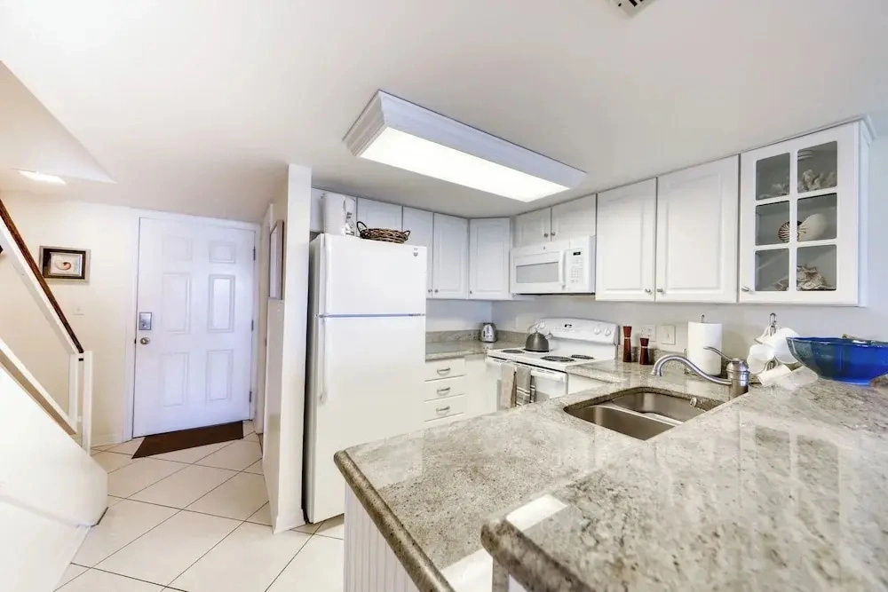 Ocean View Condo w/ Direct Beach Access & Shared Swimming Pool/tennis