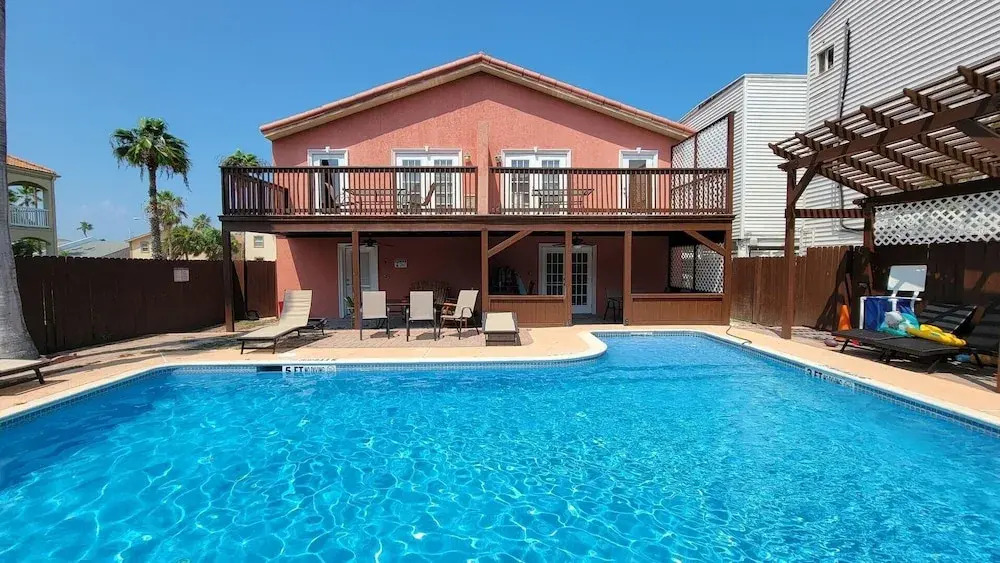 Cozy 2 bedroom Big Pool 75 yards to Beach 2 Bedroom Home by RedAwning