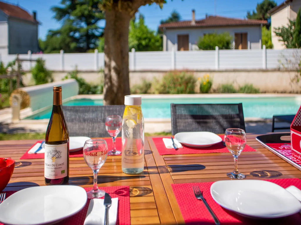 Cozy Bergerac Haven w Pool