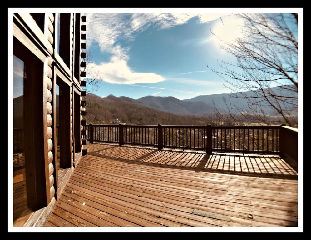 Mountain Tyme Lodge 5 Bedrooms 3 Bathrooms Cabin