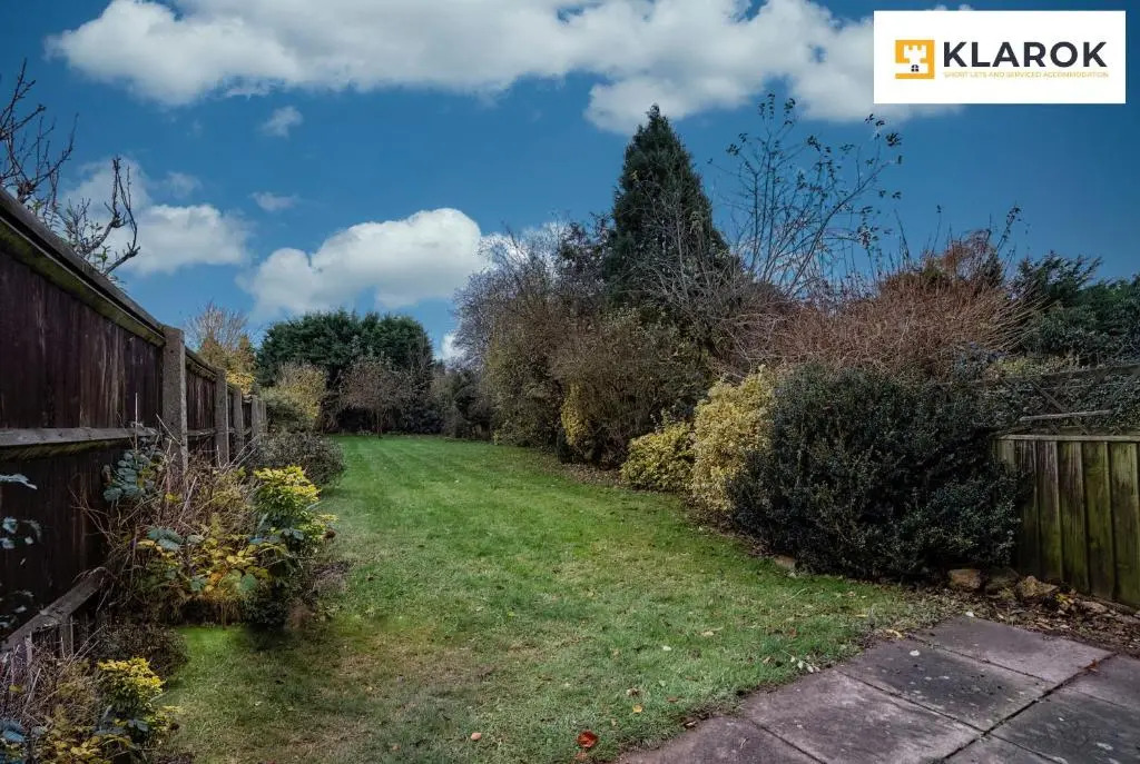 LONG STAYS 25pct OFF - Spacious 3 Bed with Parking & Keyless Access By Klarok Short Lets & Serviced Accommodation