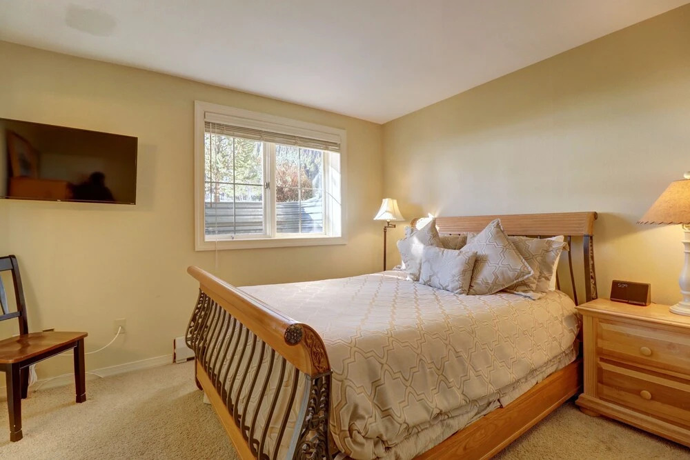 Spacious Slope-side Ski-In Ski-Out Town Home, Private Garage - ER12 by Redawning