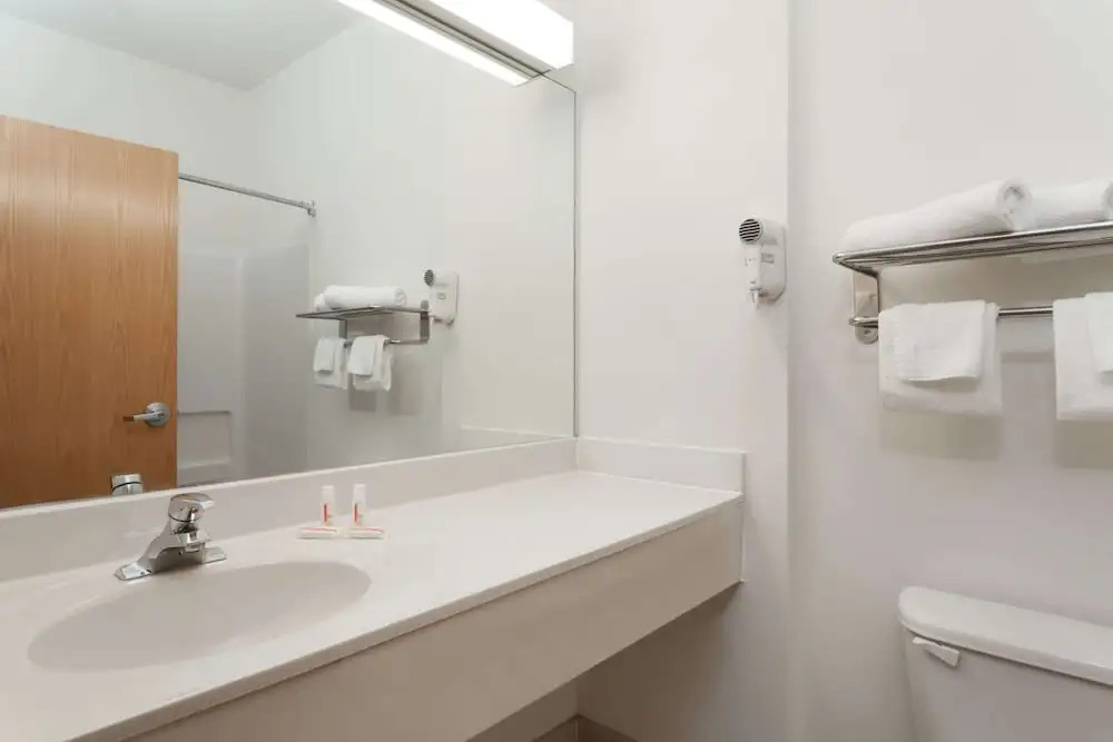 Days Inn & Suites Cambridge
