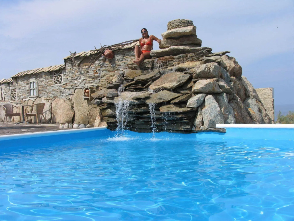 Cavos Bay Hotel & Studios