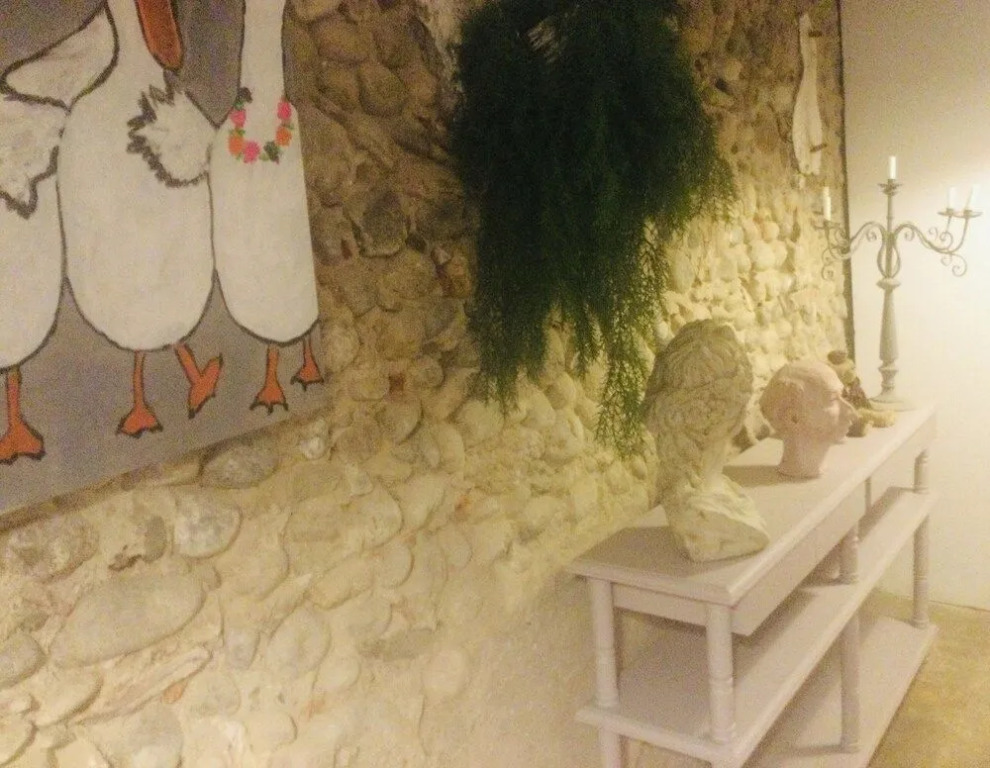 Hôte Labyrinthe lit 180 cm salle de bain, petit dej compris