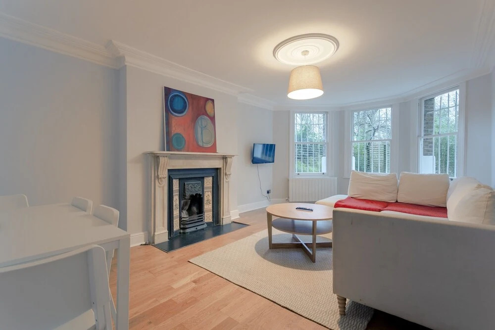 3 Bedroom House With Garden in Brondesbury
