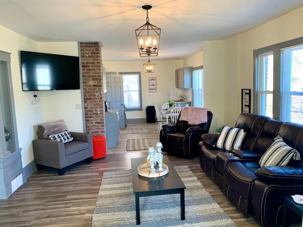 The Trotter Manor - With Private Yard & Parking, Near Falls & Casino by Niagara Hospital