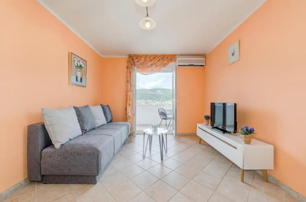 The best OLD TOWN view apartment, 5 min walk, parking (2+2)