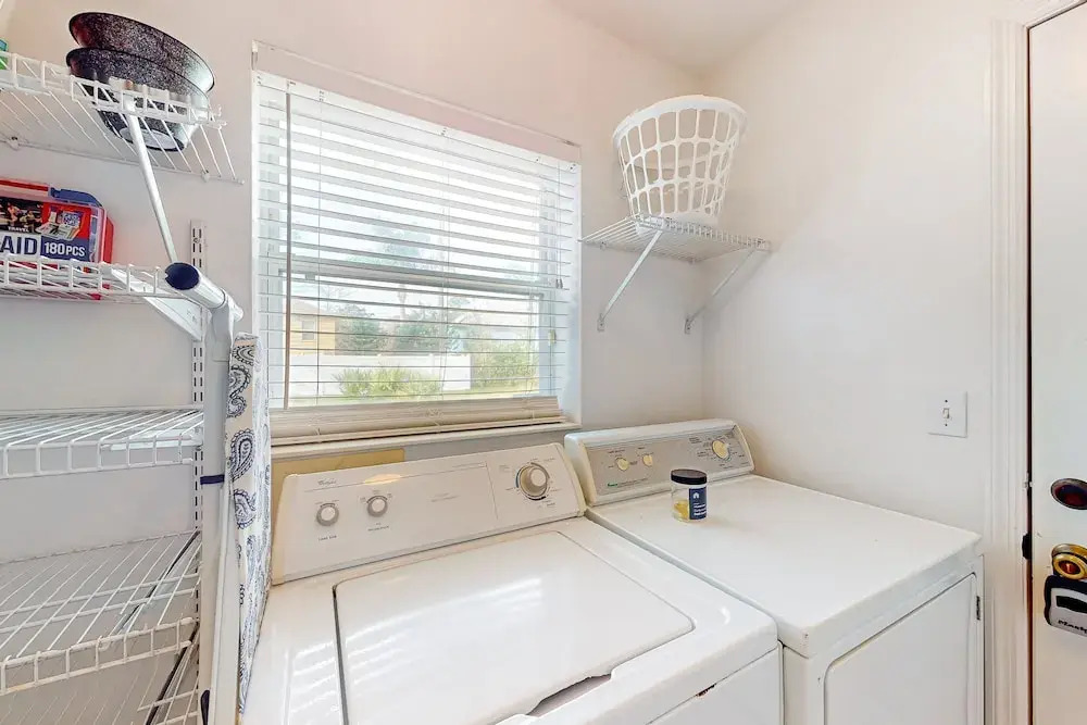 Spacious Home With Enclosed Pool, Open Layout, Washer/dryer, Internet, & AC