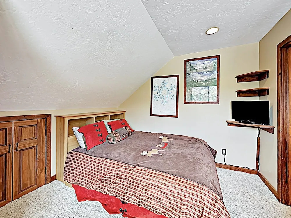 New Listing! Alpine Gem W/ Hot Tub, Near Lift 3 Bedroom Condo