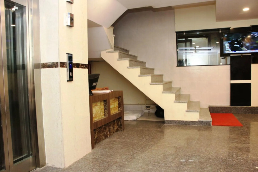 Hotel Red Stone - 3 Mins from Railway Station and 5 Mins from Metro