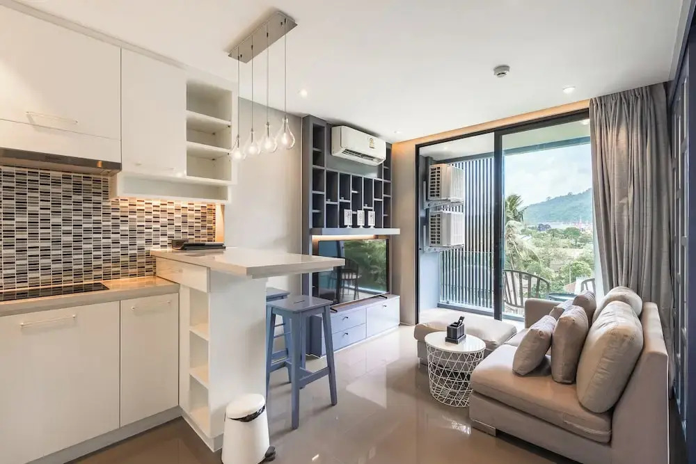 1BR Suite with Rooftop Pool C223