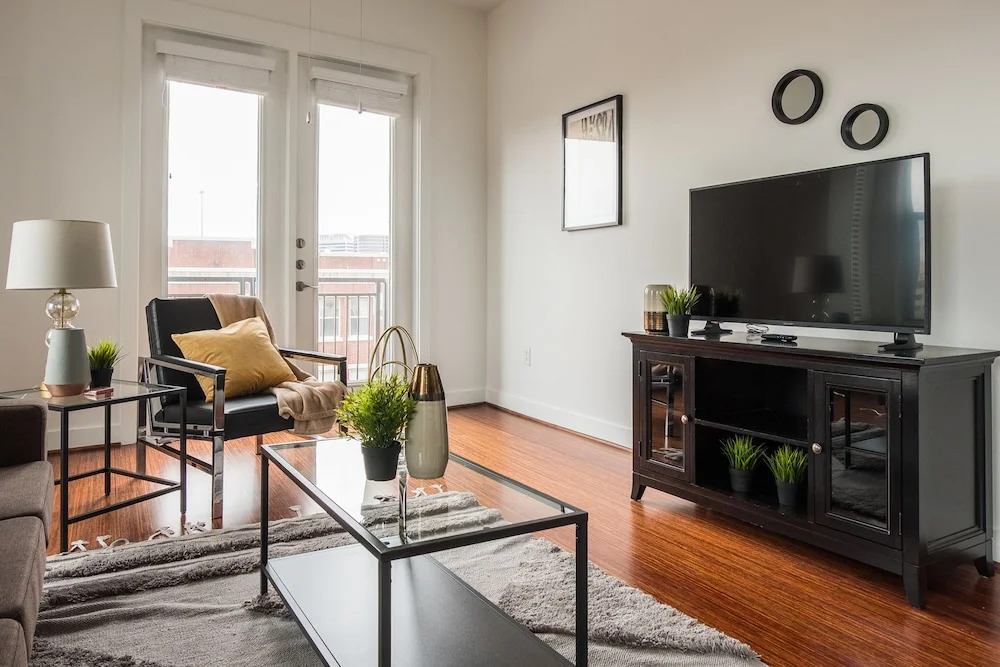 1 BR Uptown Apt close to shopping by Frontdesk