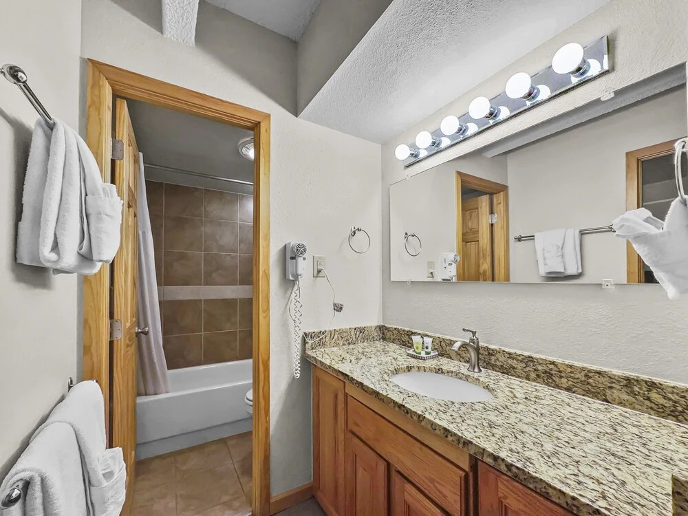 Wh102 Wheeler House 2 Bedroom Condo by RedAwning