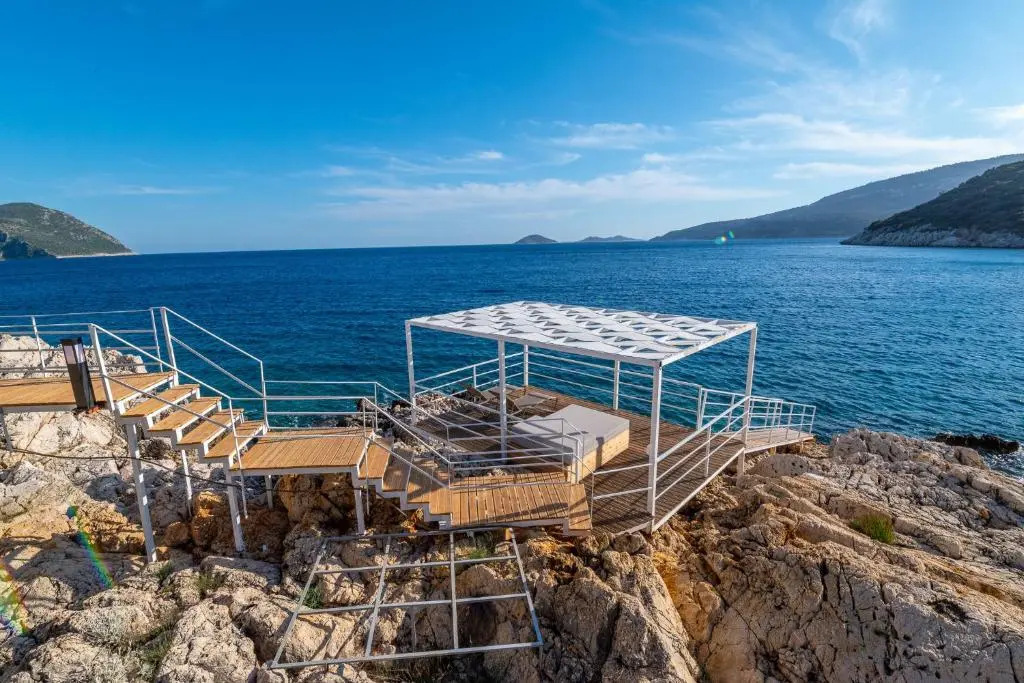 Beachfront Sari Villa Wi̇th Private Swimming Pool