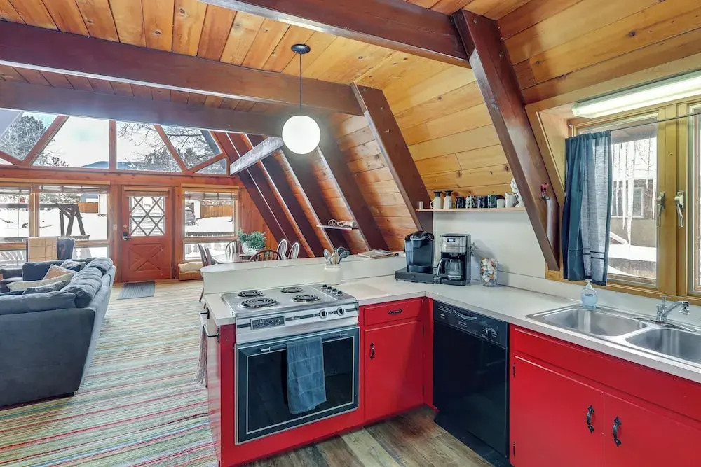Red Lodge Cabin w/ Hot Tub ~ 1/2 Mi to Downtown!
