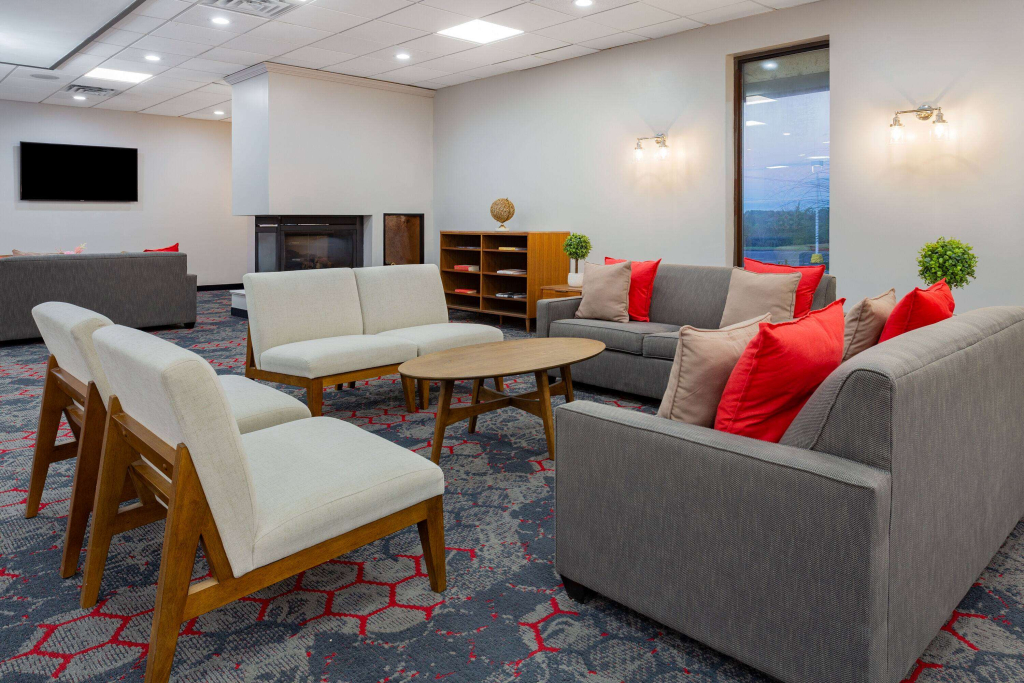 Ramada by Wyndham Hartford North - Bradley Airport